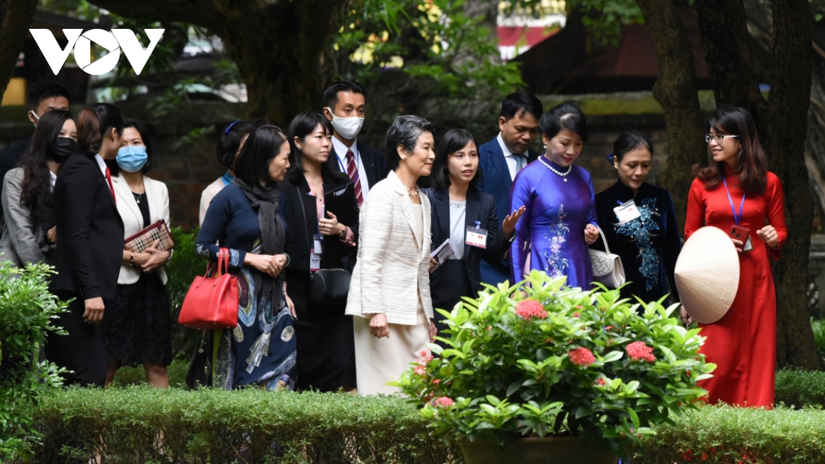 Wife of Japanese PM enjoys visit to Temple of Literature